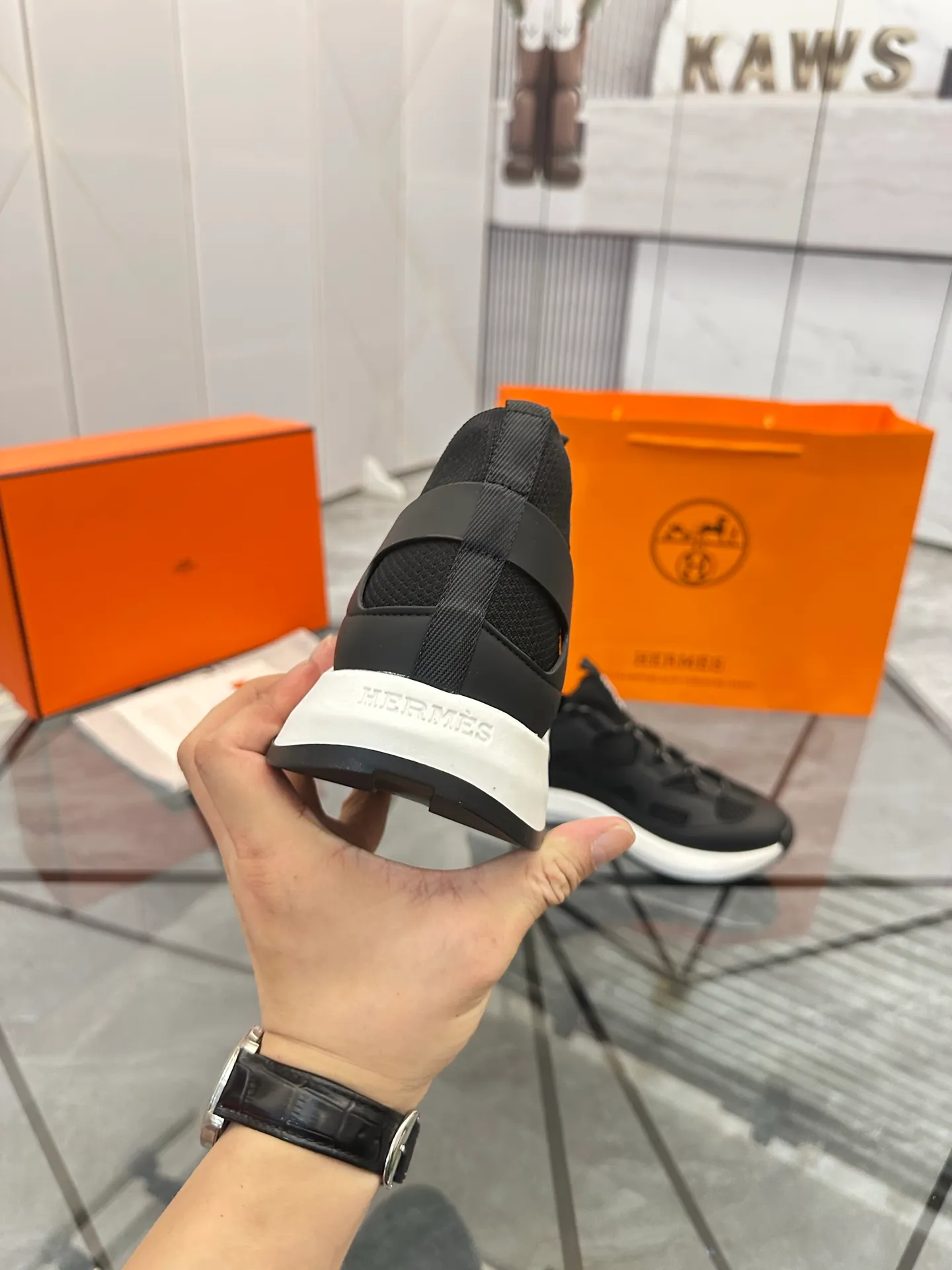 Men's shoes for sale 💰: 💰P660¥ High-end top quality Product trademark: Hermes *"Hermès*" low-top casual shoes Regular size: 38-45 (can be customized to 46) Product materials: upper imported first-layer cowhide stitched with original fabric, original rubber sheet, breathable lining, cowhide foot pads, original outsole. No.: 001